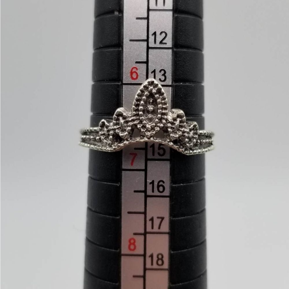 Crown queen ring size 6.5 R137